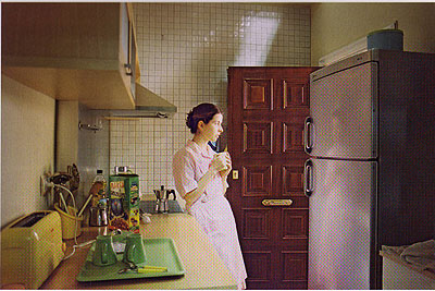 Laura Ribero, Electro-doméstica, 2003-2004, Aus der neunteiligen Serie, C-Print© Laura Ribero / Sammlung Verbund, Wien