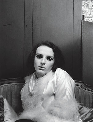 Urs Lüthi, Selbstporträt (mit Federboa), 1970, S/W-Fotografie © Urs Lüthi / Sammlung Verbund, Wien