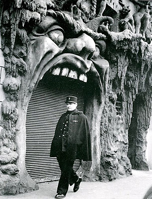 L'Enfer boîte de nuit, Place Pigalle, Paris 1952, Robert Doisneauvintage silver gelatin print© Atelier Robert Doisneau.courtesy Michael Hoppen Gallery