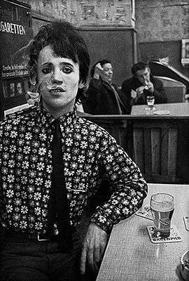© 1978 by Anders Petersen courtesy Schirmer/Mosel, aus der Serie Café Lehmitz