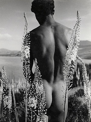 Herbert List, Arab with Flowers, Nude, 1935© Herbert List Bequest, Hamburg and Münchner Stadtmuseum