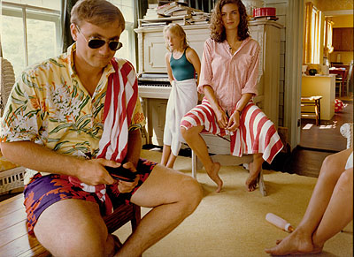 Tina Barney, Mark, Amy, and Tara, 1983 © die Künstlerin, Courtesy Janet Borden, Inc., New York