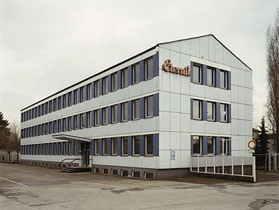 Thomas Ruff, Haus Nr. 11 III, 1990, C-Print/Diasec, 193 x 240 cm gerahmt, Courtesy der Künstler © VBK, Wien 2009