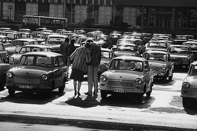 © Harald Hauswald/OSTKREUZTitel: Marx-Engels-Platz (heute Schlossplatz) vor dem Außenministerium der DDR, BerlinSerie: AlltagJahr: 1984Fotograf: Harald HauswaldMaße: 30 x 40 cmMaterialien: Silbergelatineprint