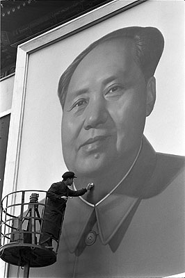 Max Scheler: Der Parteivorsitzende Mao Zedong wird retuschiert, Bejing 1967. CHINA (PEOPLE REPUBLIC OF), Bejing 1967, Touching-up Mao. © Max Scheler Estate, Hamburg Germany