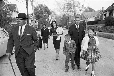 Max Scheler: Die Familie King beim sonntäglichen Spaziergang, Atlanta, 1964. USA, 1964, Atlanta, Martin Luther KING and his family on a sunday afternoon walk © Max Scheler Estate, Hamburg, Germany