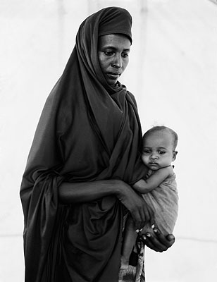 Fehan Noor Ahmed and her daughter Rhesh, Somali refugee camp, Mandera, Kenya © Fazal Sheihk 2009