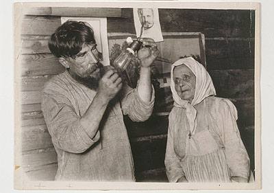 Arkadij Schajchet (1898-1959) Die 'Iljitsch- Birne', die nach Lenin benannte Glühbirne wird bei einem Bauern installiert, Botschi 1925, © Arkadij Schajchet