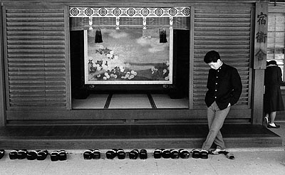Schuhe-Wechseln vor dem Tempel, Tokyo 1961