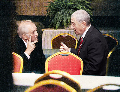 Die Absprache, 2009 aus der Serie Vorbilder© Michael Schäfer