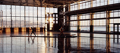 Tacita Dean Craneway Event, 2009 (Filmstill), 16mm-Farbfilm, anamorphotisch, Lichtton, 108 Minuten© Courtesy die Künstlerin, Frith Street Gallery, London, und Marian Goodman Gallery, New York/Paris 
