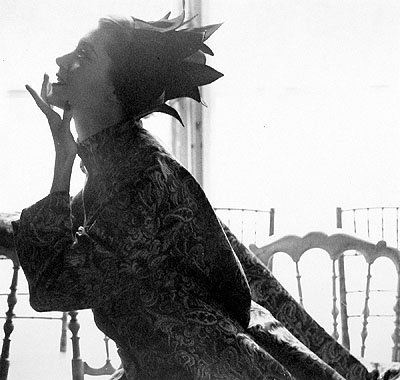 Lillian Bassman: Pineapple Head, Barbara Mullen, Paris, 1949. Neu interpretiert 2008. Silbergelatine, 26 x 27,3 cm. © Lillian Bassman