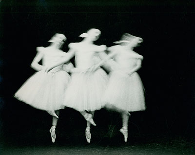 Paul Himmel: ohne Titel (Das New York City Ballet tanzt Schwanensee), 1951-1952. Silbergelatine, 26,6 x 34,5 cm. © Paul Himmel
