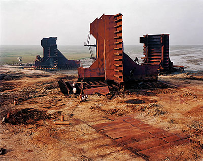 Shipbreaking #27 (with cutter), Chittagong, Bangladesh, 2001 (detail) © Edward Burtynsky, courtesy Torch Gallery Amsterdam & Nicholas Metivier Gallery Toronto