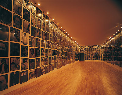 Christian BoltanskiMenschlich, 1994ca. / approx. 1000 Schwarzweißfotografien / b&w photographs, 50 x 70 cm / 70 x 50 cm, Gesamtmaß variabel / overall dimensions variableSammlung / Collection Kunstmuseum Wolfsburg© VG Bild-Kunst, Bonn, 2009