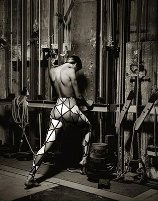 © Albert Watson « Gabrielle Reece in Vivienne Westwood », Paris 1989, Archival pigment ink print, 24 x 30 inches, Edition 25