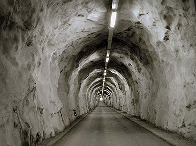 Olaf Unverzart, o.T./tunnel loutier, aus der serie strata, 2009, digitaler C-Print, 125 x 168 cm, Auflage 5 +1, Courtesy Oechsner Galerie Nürnberg