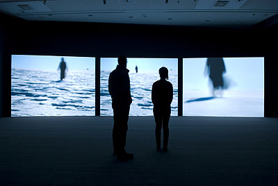 Isaac JulienTrue North, 20043-Kanal-VideoinstallationFarbe, Ton,, 14:20 Min.Installationsansicht Julia Stoschek Collection, Düsseldorf, Foto: Achim Kukulies, DüsseldorfCourtesy of the artist and Victoria Miro Gallery, London