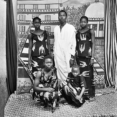 n: 56: Devant mon faux bâtiment, Studio Malick, Bamako, 1977