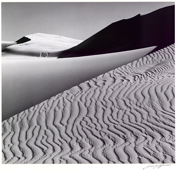 Ansel Adams (1902-1984)Dunes, Oceano, California (Portfolio Four. What Majestic World)Kalifornien 1963VintageSilbergelatine18,3 x 19,1 cmStartpreis: 3.000 EuroSchätzpreis: 5.000-7.000 Euro