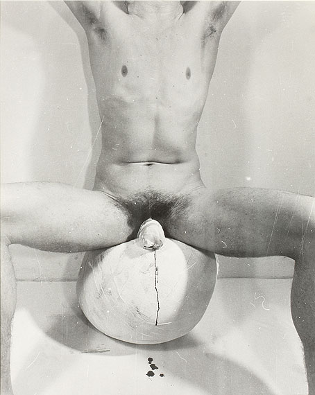 Rudolf Schwarzkogler (1940-1969)/ Ludwig Hoffenreich2. AktionWien 1965Vintage, Printdatum 1972/73Silbergelatine61,8 x 49,7 cmStartpreis: 8.000 EuroSchätzpreis: 15.000-16.000 Euro