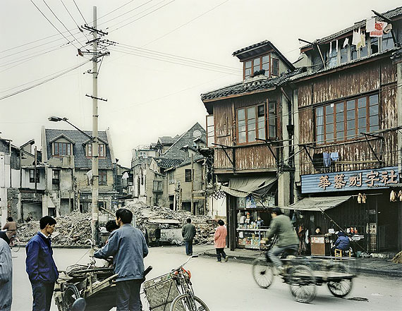 Thomas Struth PEOPLE ON FUXING DONG LU, SHANGHAI. 1997 C-Print, Diasec. 87,8&nbsp;x&nbsp;111,2&nbsp;cm (122&nbsp;x&nbsp;141&nbsp;cm). Einer von zehn nummerierten Abz&uuml;gen.