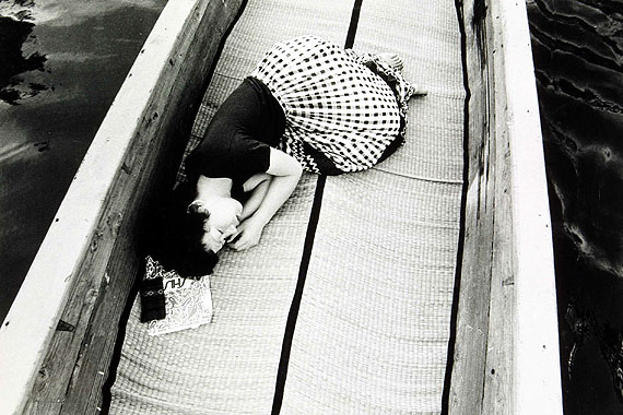 Nobuyoshi Araki. Aus der Serie: My Wife Yoko, 1968-1976. s/w-Fotografie, 40 x 57 cm. Österreichische Fotogalerie, MdM Salzburg. © Nobuyoshi Araki