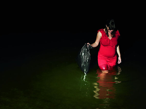 Borjana Ventzislavova: aus der Serie &bdquo;Me, You and Them. No One is Secure&rdquo;, 2008, C-Print auf Dibond, 90 x 120 cm, Courtesy B&auml;ckerstra&szlig;e 4