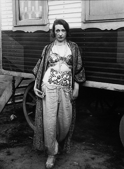 August Sander, Zirkusartistin, 1926–1932©Die Photographische Sammlung/SK Stiftung Kultur – August Sander Archiv, Köln; VG Bildkunst, Bonn 2010
