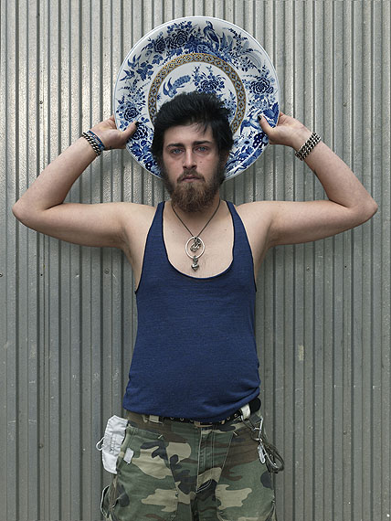 Robert, 2009/2010Joachim Baldauf, Meissen Macht Ikonen, 2009 - 2010Fotografieserie mit 31 Motiven, Ditoneprints, je 100 x 120 cm© Joachim Baldauf und Staatliche Porzellan-Manufaktur Meissen GmbH