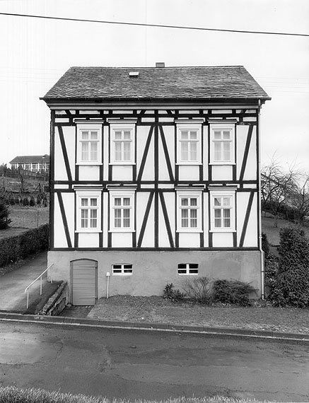 Bernd und Hilla Becher Fachwerkhäuser des Siegerlands, 1971-1972, 8-teilige Abwicklung. Courtesy LVR-Landesmuseum Bonn, Rheinisches Landesmuseum für Archäologie, Kunstund Kulturgeschichte