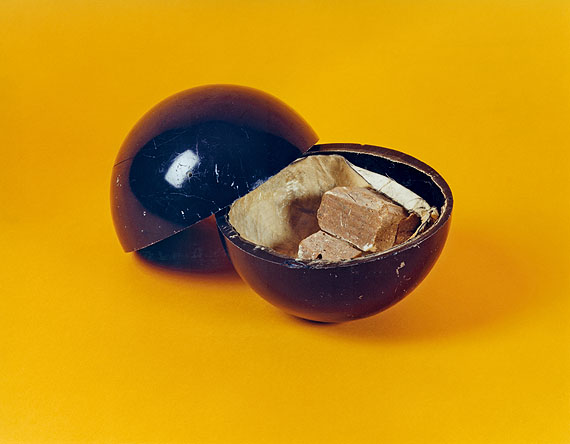 Bowling Ball Cocaine Costa Rica, 1999, from the series Fakes. Collection of the Artist.© Boris Becker; SABAM, Brussel, 2010