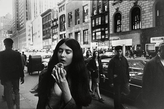 Garry Winogrand: WOMEN ARE BEAUTIFUL1975 © Garry Winogrand courtesy CAMERA WORK, Berlin