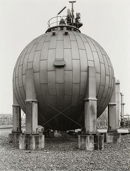 Bernd und Hilla BecherGasbehälter, 1983Silbergelatine Baryt40,5 x 30,8 cm© Bernd und Hilla Becher, Düsseldorf