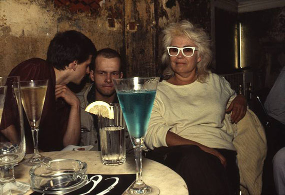 Nan Goldin: Bea with the blue drink, O-Bar, West-Berlin1984 © Nan Goldin / Courtesy Matthew Marks Gallery, New YorkBerlinische Galerie