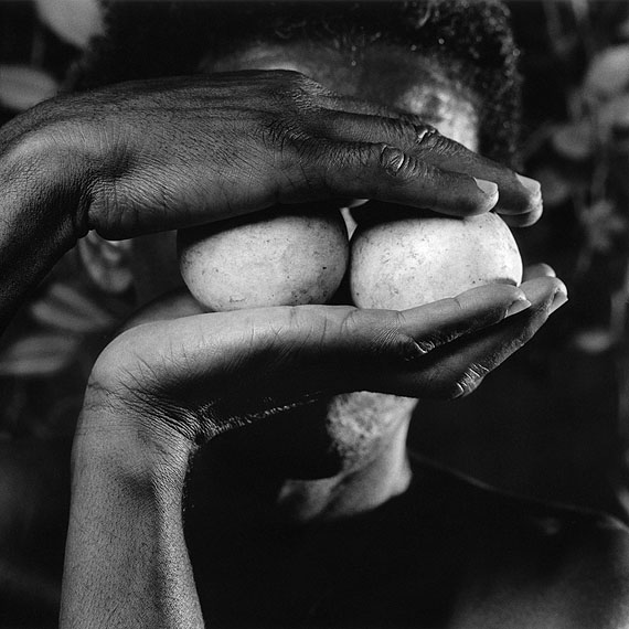 Máscara X, 1993© Mario Cravo Neto. Courtesy Galerie Esther Woerdehoff