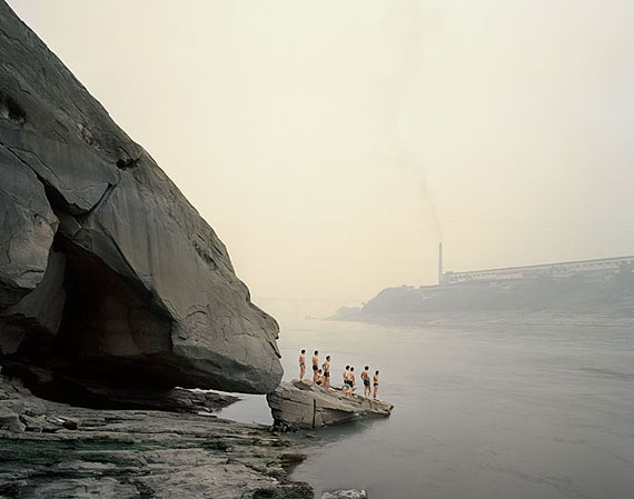 NADAV KANDER: &ldquo;Bathers, Yibin, Sichuan&ldquo; (2006-07)&copy; Nadav Kander. Courtesy of m97 Gallery.