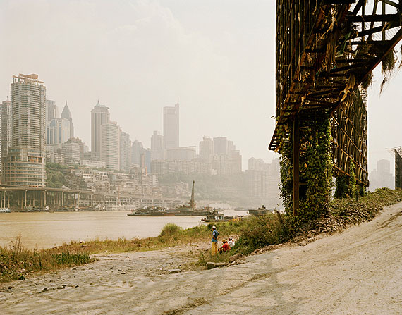 Nadav Kander: "Chongqing II"(2006) C-Print. 75cm x 100cm - Edition of 5; 100cm x 125cm - Edition of 5; 120cm x 150cm - Edition of 3