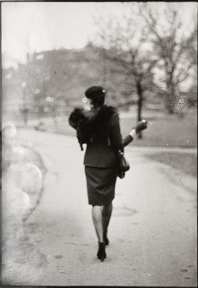 Nan Goldin (* 1953)›Ivy in the Boston Garden‹Gelatin silver print, printed 1980s48 x 32 cm (18.9 x 12.6 in)Boston 1973EUR 4,000–5,000 (Schätzwert)	EUR 2.200 (Startpreis)