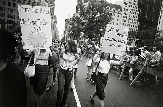 Garry Winogrand: WOMEN ARE BEAUTIFUL1975 © Garry Winogrand courtesy CAMERA WORK, Berlin
