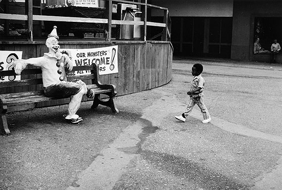 © Roger Ballen: Clown, USA, 1969aus der Serie: Civil RightsGelatineentwicklungspapier, 15 x 23 cm
