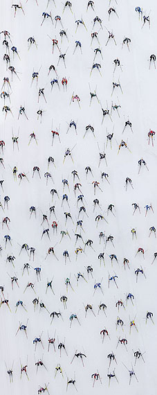 &bdquo;Engadin Skimarathon&ldquo; (2007), aus der Serie &bdquo;Zone 05, Competition&ldquo;Lambda-Print, Diasec, 150x60 cm, Edition 6
