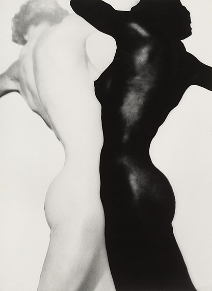 Lot 1054 Heinz Hajek-Halke (Berlin 1898 – 1983)„Schwarz-Weißer Akt“. 1930-1936. Späterer Gelatinesilberabzug. Passepartout. 53 x 38,6cm (60,7 x 44,8cm). Rückseitig mit Bleistift signiert, betitelt (Spiegelakt) und Widmung von 1972. Zudem Copyrightstempel des Photographen. Schätzpreis:$ 22.240 - 25.020 / € 16.000 - 18.000