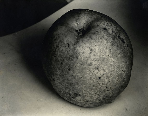 Lot 1415  Edward J. Steichen (1879 Luxembourg - 1973 West Redding (Connecticut)&bdquo;An Apple, a Boulder, a Mountain&ldquo;. Frankreich, um 1921. Vintage. Gelatinesilberabzug. Passepartout. 19,6 x 24,3cm (20,2 x 25,3cm). Sch&auml;tzpreis: $ 20.850 - 27.800 / &euro; 15.000 - 20.000