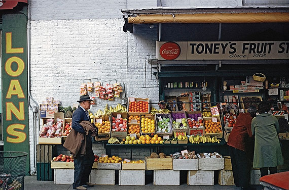 William Christenberry Sidwalk Fruit Stand, Memphis, Tennesee, 1966/2009 Farbfotografie / color photograph 40,6 x 55,9 cm Albertina, Wien; Dauerleihgabe der &Ouml;sterreichischen Ludwig Stiftung f&uuml;r Kunst und Wissenschaft &copy; William Christenberry; Foto / photo: Albertina, Wien