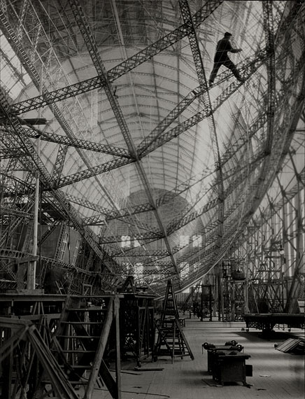 Emil Otto HoppéGerippe des „Graf Zeppelin“, Friedrichshafen, 1928© The E.O. Hoppé Estate Collection at Curatorial Assistance, Inc., Pasadena, California
