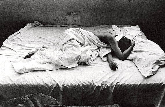 Will McBride, Barbara in unserem Bett, Aufnahme für 'twen', 1959 © Will McBride und Münchner Stadtmuseum