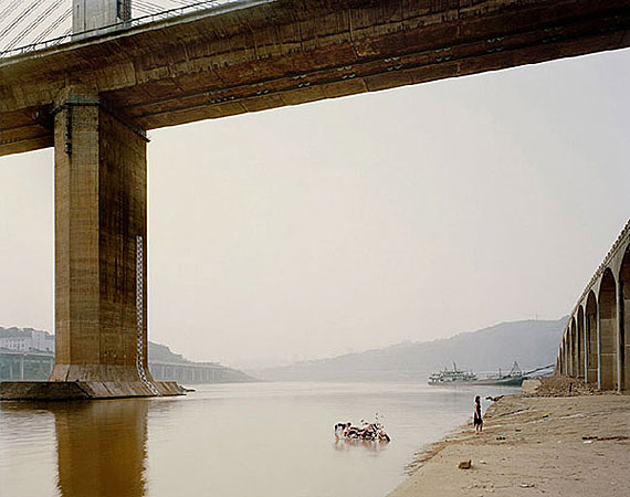 &copy; NADAV KANDER, CHONGQING VII (WASHING BIKE), CHONGQING MUNICIPALITY, 2006