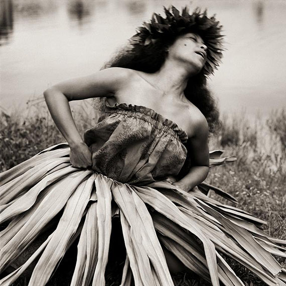 © Dana Gluckstein, Sängerin bei einer religiösen Zeremonie, Hawaii 1996