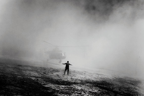 A helicopter used by Afghan interdiction troops to move from Kabul to team up with DEA agents to assault on compounds in a village hiding chemicals and drugs. Afghanistan, 2006 © Paolo Pellegrin/Magnum Photos/Contrasto